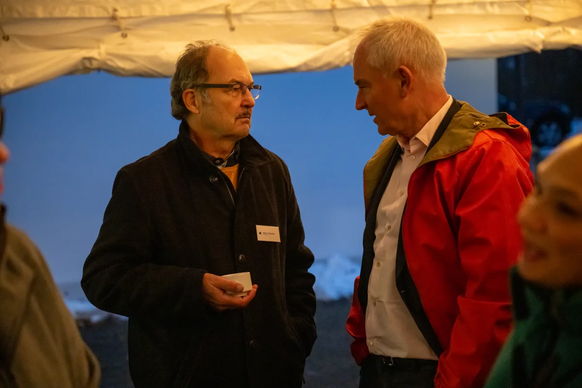 Zwei Männer unterhalten sich. 